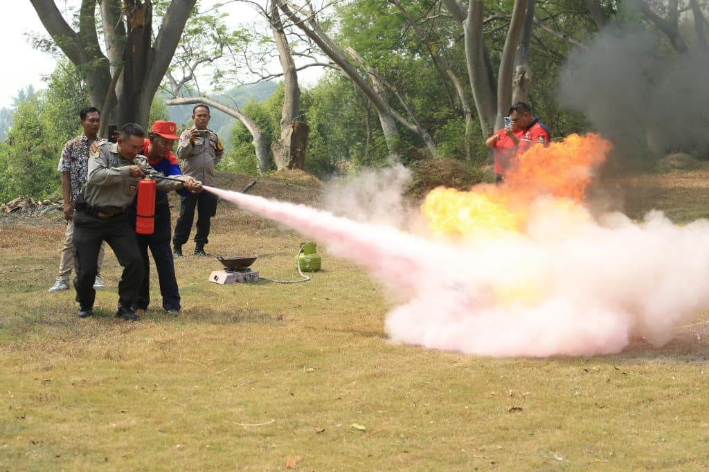 Fire control training with extinguishers